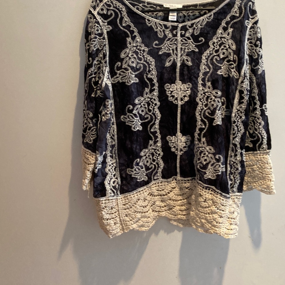 Est, 1946 beautiful Embroidered Navy and Cream Crochet-Trim Women’s Top large